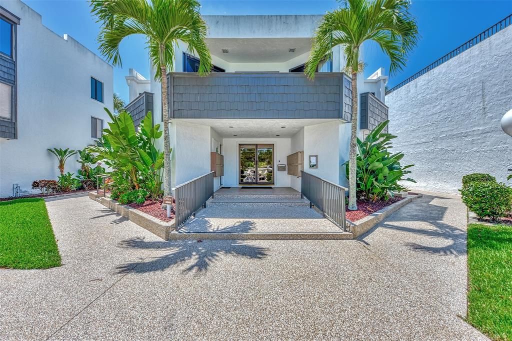 For Sale: $549,000 (2 beds, 2 baths, 1237 Square Feet)