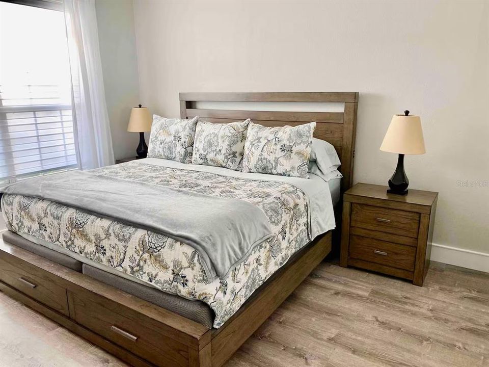 For Sale: $385,000 (2 beds, 2 baths, 1096 Square Feet)