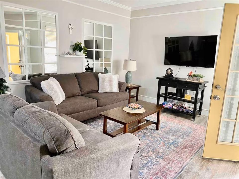 For Sale: $385,000 (2 beds, 2 baths, 1096 Square Feet)