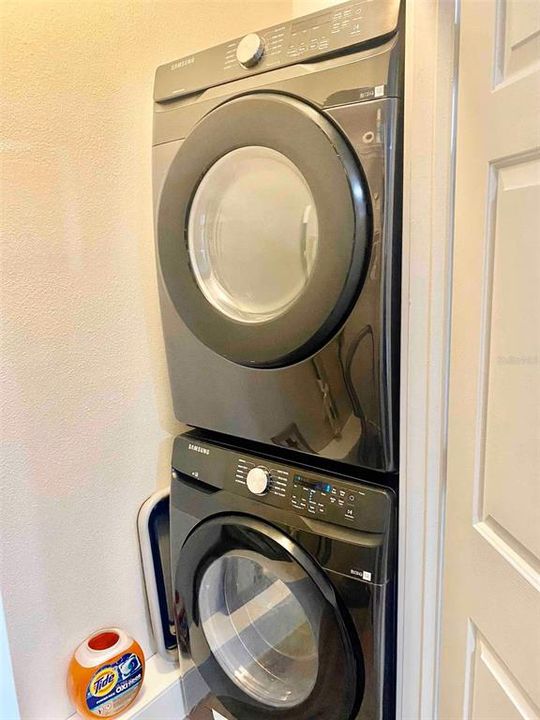 For Sale: $385,000 (2 beds, 2 baths, 1096 Square Feet)