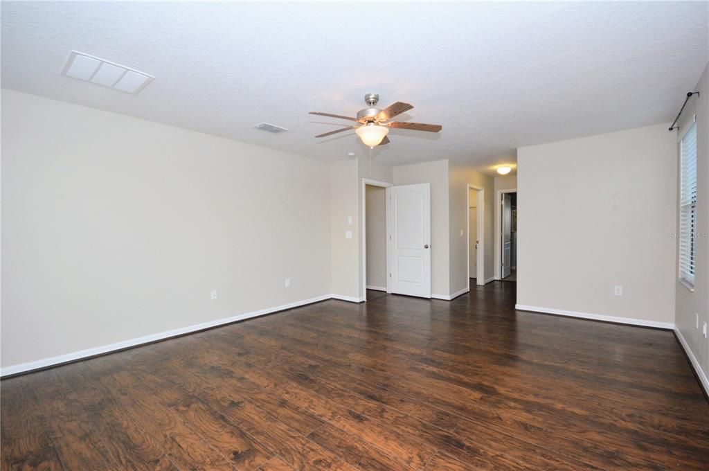 出租: $3,300 (5 贝兹, 3 浴室, 3412 平方英尺)