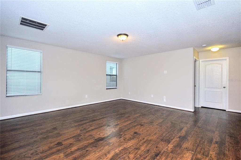 出租: $3,300 (5 贝兹, 3 浴室, 3412 平方英尺)