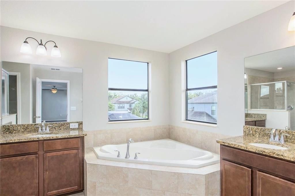 出租: $3,300 (5 贝兹, 3 浴室, 3412 平方英尺)