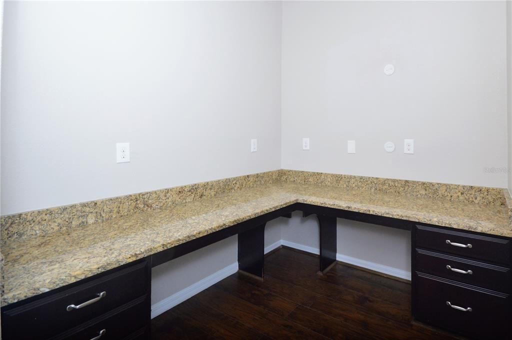 出租: $3,300 (5 贝兹, 3 浴室, 3412 平方英尺)