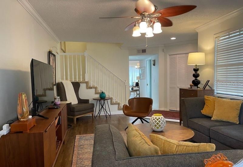 待售: $465,000 (2 贝兹, 1 浴室, 1303 平方英尺)