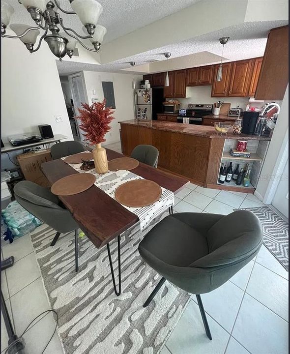 待售: $465,000 (2 贝兹, 1 浴室, 1303 平方英尺)