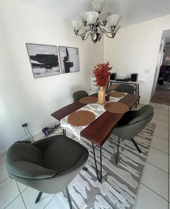 待售: $465,000 (2 贝兹, 1 浴室, 1303 平方英尺)