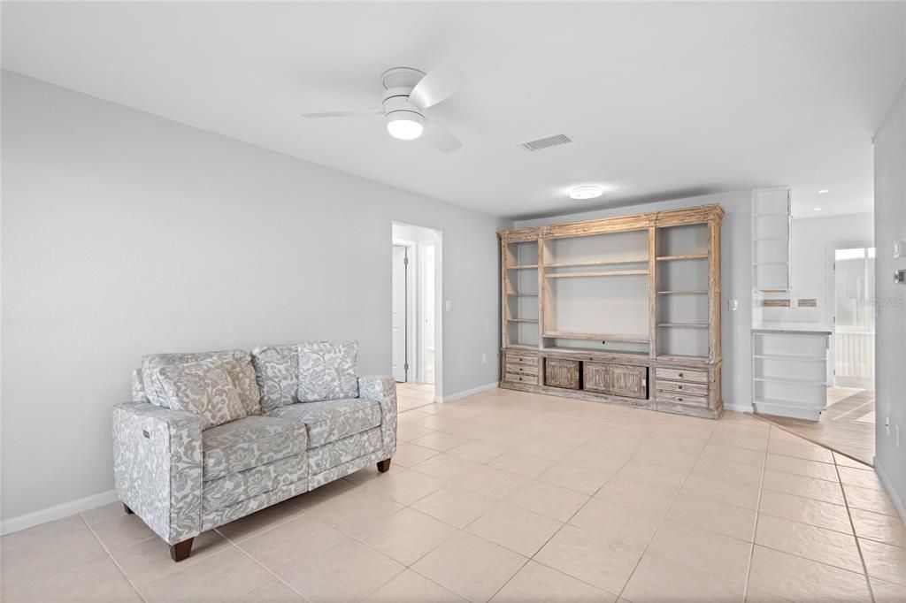 For Sale: $199,000 (2 beds, 2 baths, 1044 Square Feet)