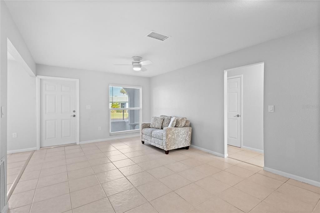 For Sale: $199,000 (2 beds, 2 baths, 1044 Square Feet)