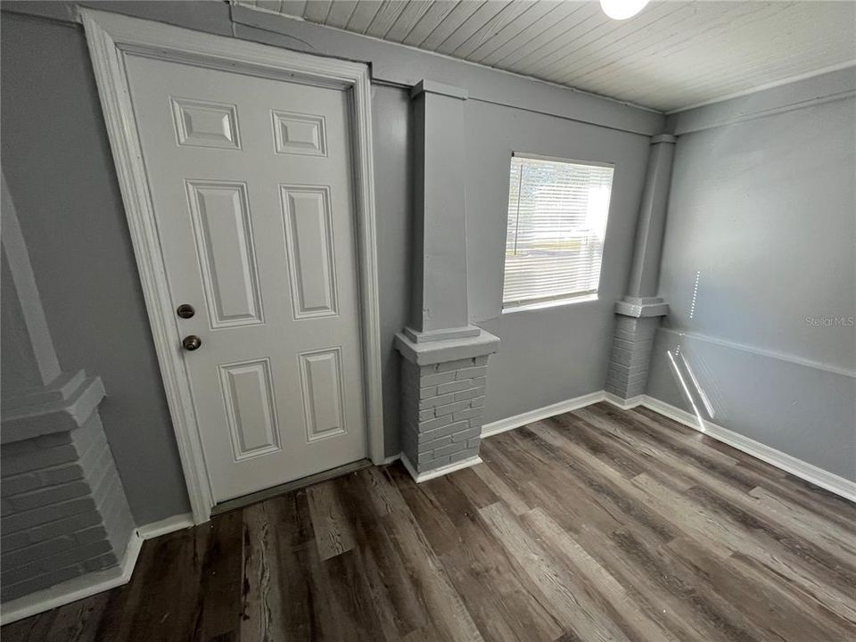 For Rent: $1,275 (2 beds, 1 baths, 874 Square Feet)