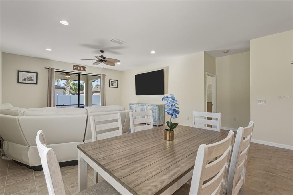 待售: $324,900 (4 贝兹, 3 浴室, 1955 平方英尺)