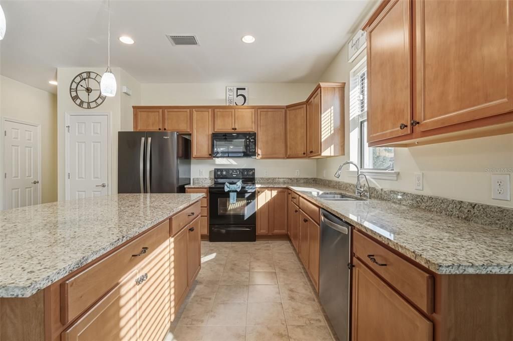 待售: $324,900 (4 贝兹, 3 浴室, 1955 平方英尺)