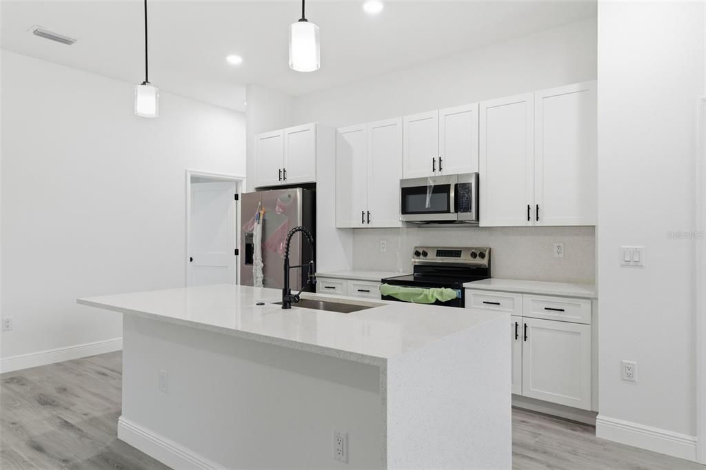 待售: $329,900 (4 贝兹, 2 浴室, 1799 平方英尺)