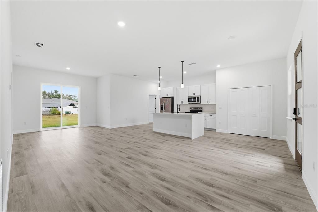 待售: $329,900 (4 贝兹, 2 浴室, 1799 平方英尺)