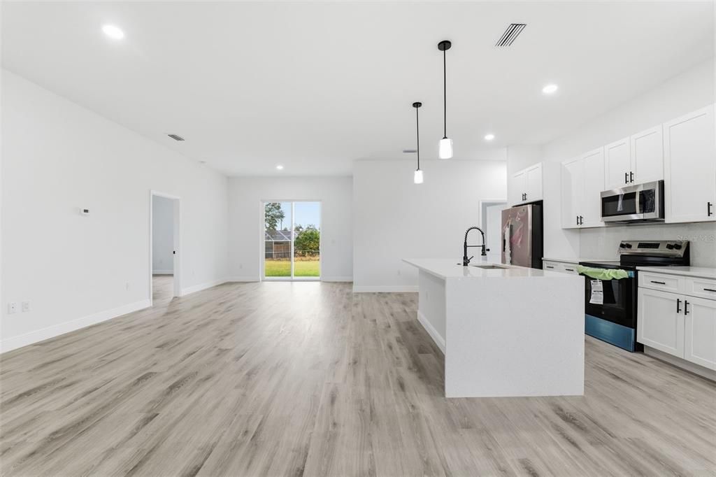 待售: $329,900 (4 贝兹, 2 浴室, 1799 平方英尺)