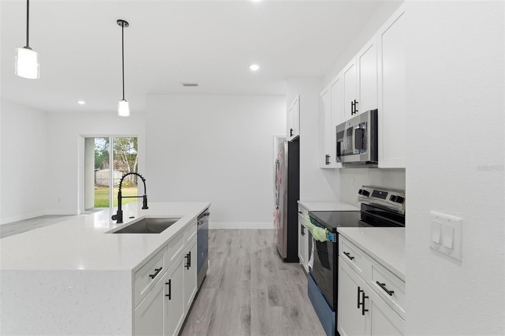 待售: $329,900 (4 贝兹, 2 浴室, 1799 平方英尺)