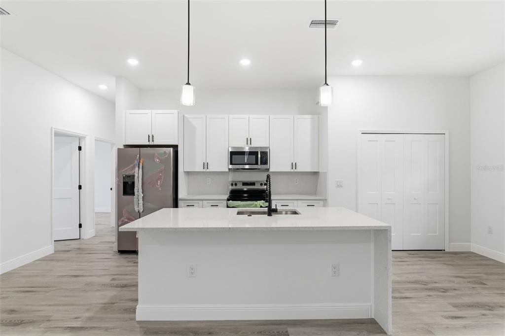 待售: $329,900 (4 贝兹, 2 浴室, 1799 平方英尺)