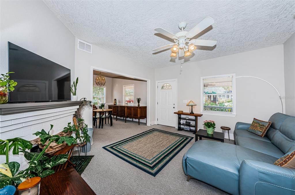 出租: $2,999 (4 贝兹, 2 浴室, 1566 平方英尺)