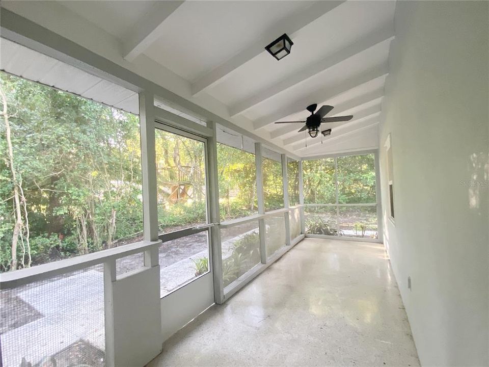 For Rent: $1,500 (2 beds, 1 baths, 1052 Square Feet)