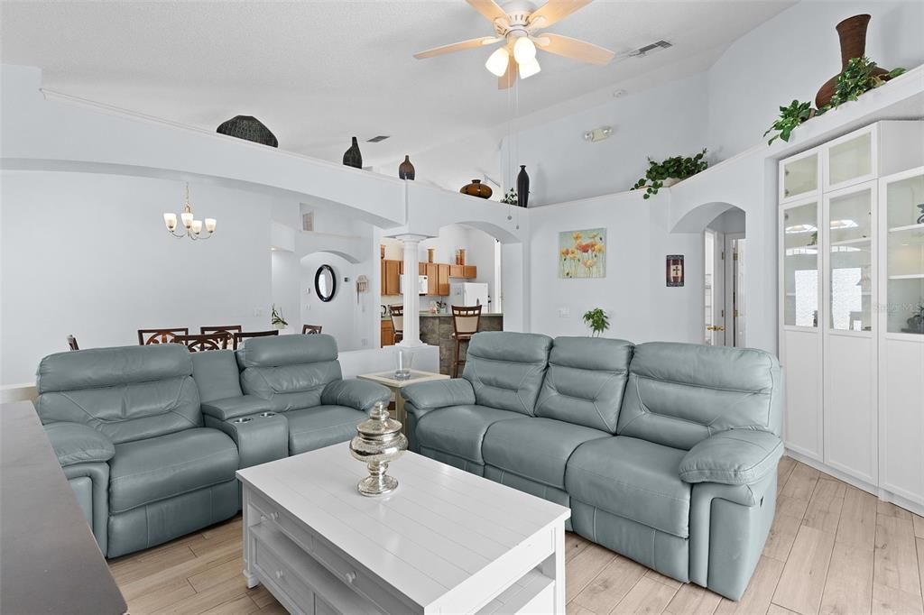 For Sale: $384,900 (4 beds, 3 baths, 1822 Square Feet)