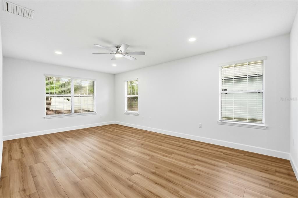 For Sale: $359,900 (4 beds, 2 baths, 2284 Square Feet)