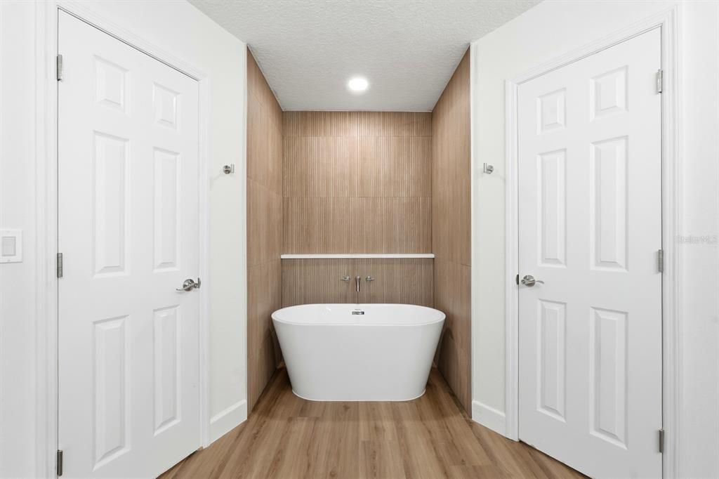 For Sale: $359,900 (4 beds, 2 baths, 2284 Square Feet)