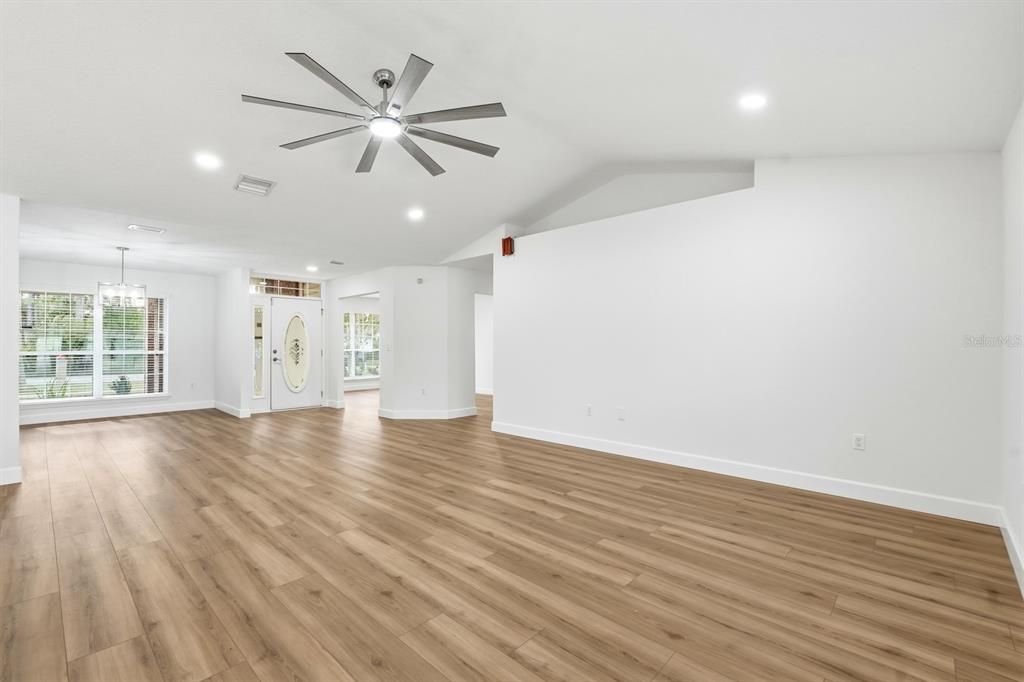 For Sale: $359,900 (4 beds, 2 baths, 2284 Square Feet)