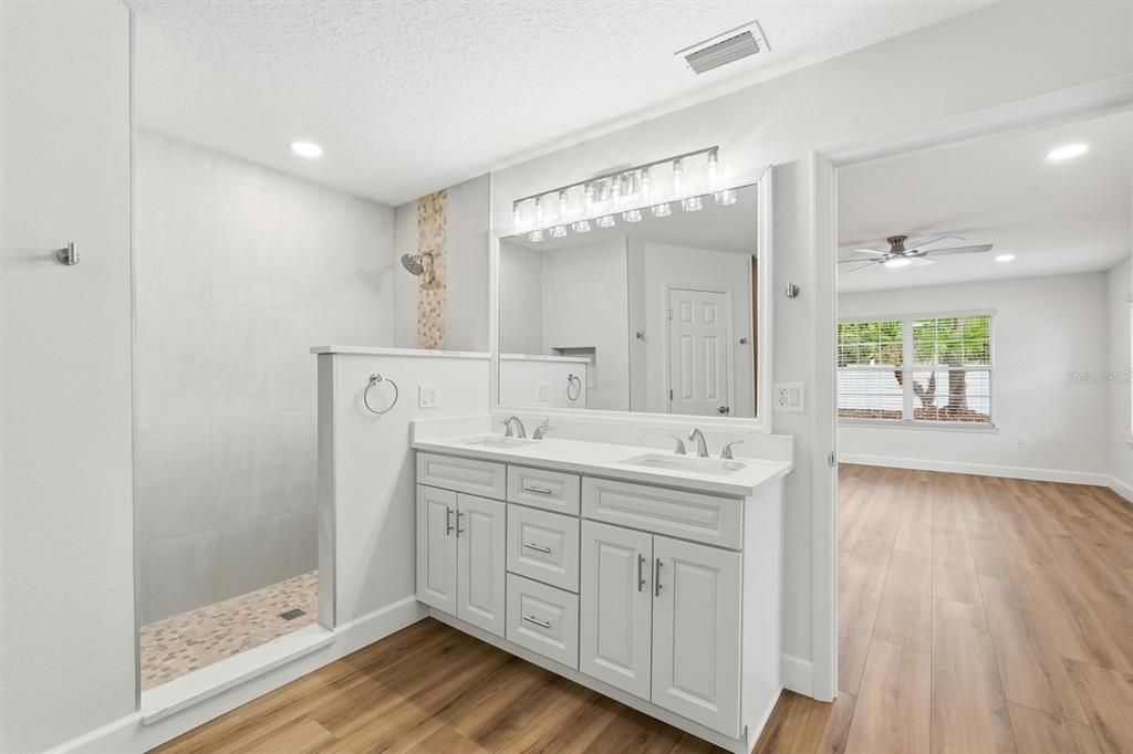 For Sale: $359,900 (4 beds, 2 baths, 2284 Square Feet)