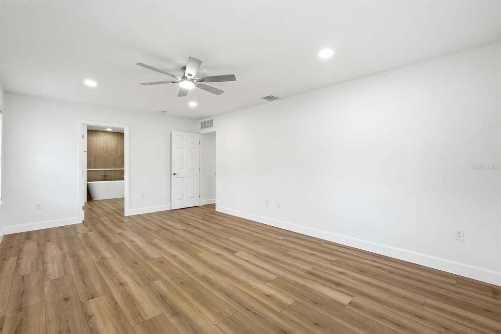 For Sale: $359,900 (4 beds, 2 baths, 2284 Square Feet)