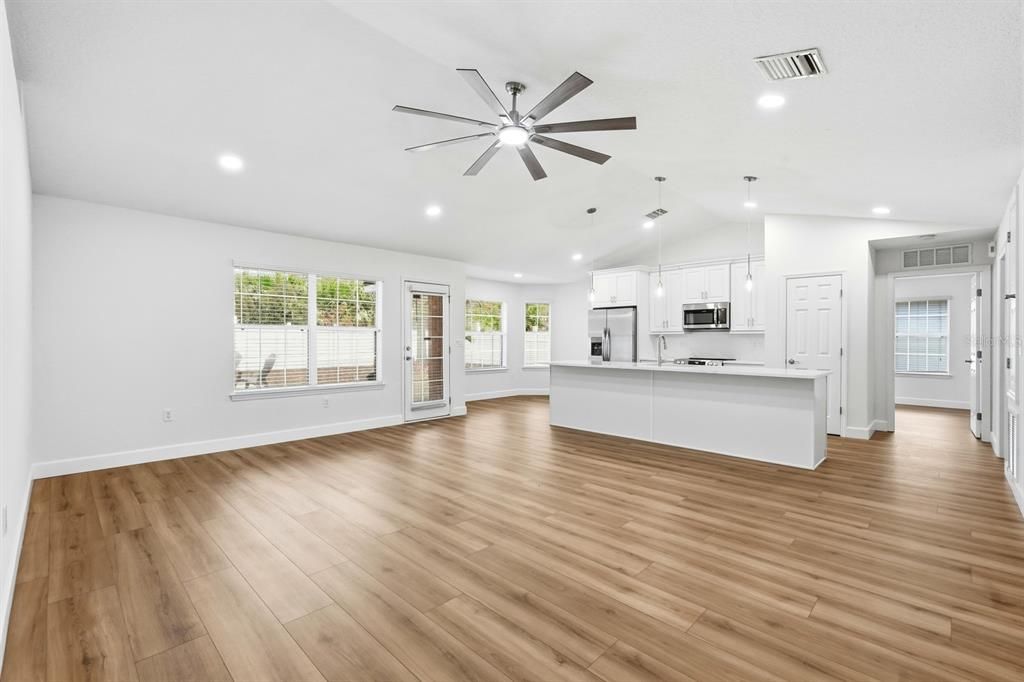 For Sale: $359,900 (4 beds, 2 baths, 2284 Square Feet)