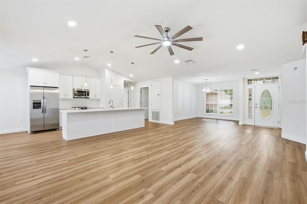 For Sale: $359,900 (4 beds, 2 baths, 2284 Square Feet)