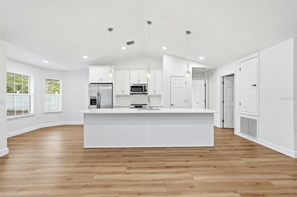 For Sale: $359,900 (4 beds, 2 baths, 2284 Square Feet)