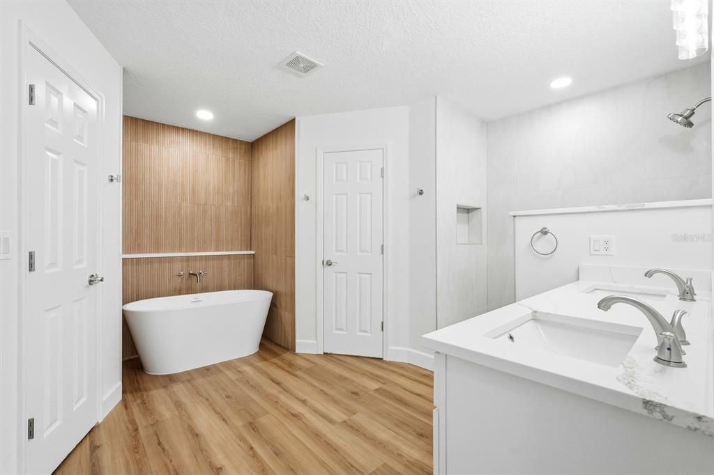 For Sale: $359,900 (4 beds, 2 baths, 2284 Square Feet)