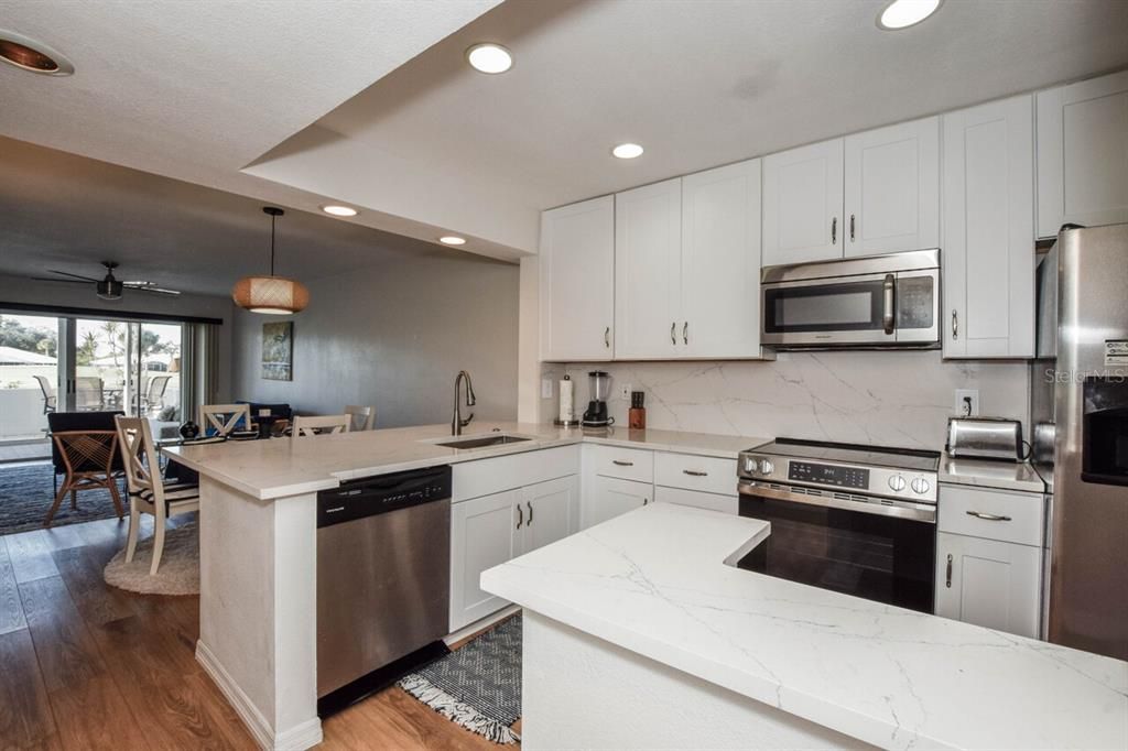 For Sale: $249,900 (2 beds, 2 baths, 1032 Square Feet)