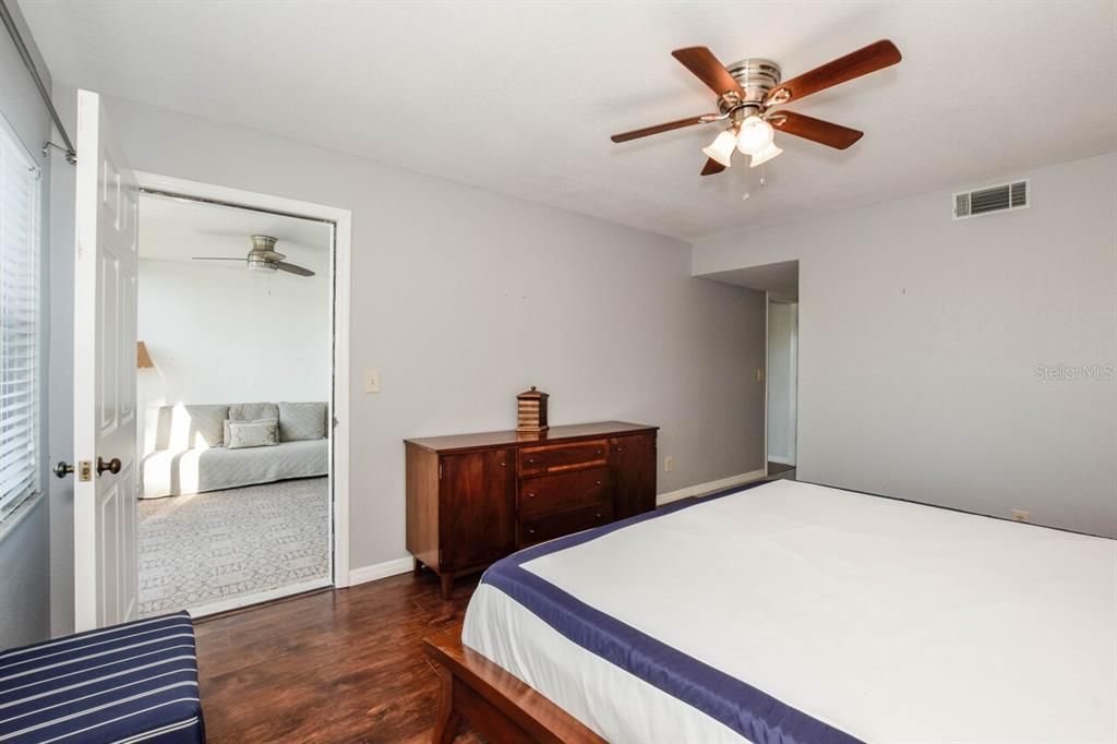 For Sale: $249,900 (2 beds, 2 baths, 1032 Square Feet)