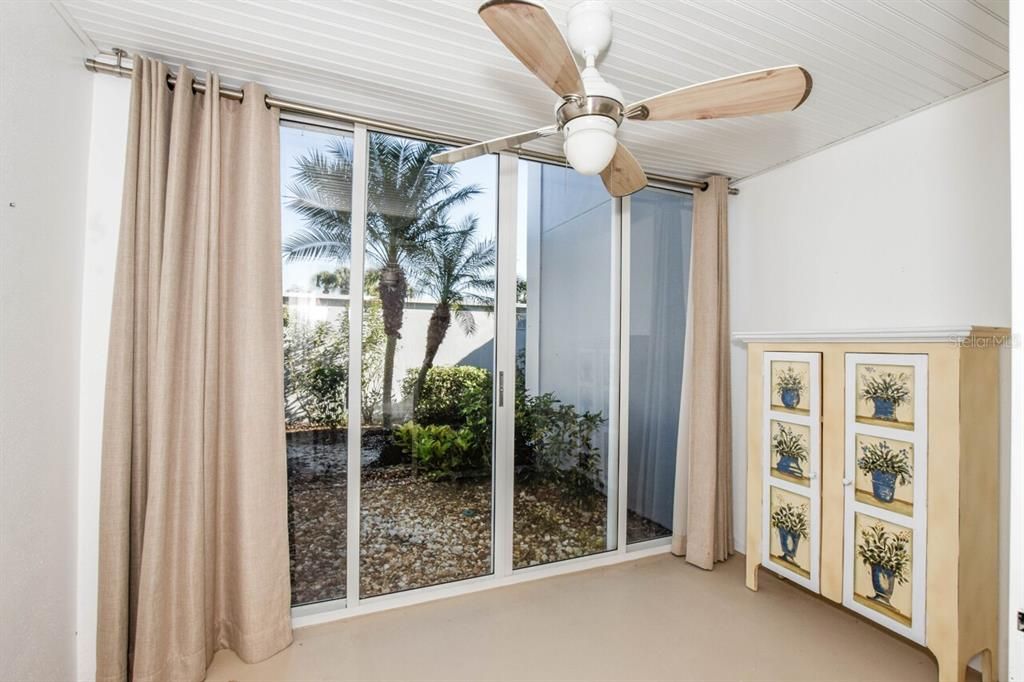 For Sale: $249,900 (2 beds, 2 baths, 1032 Square Feet)