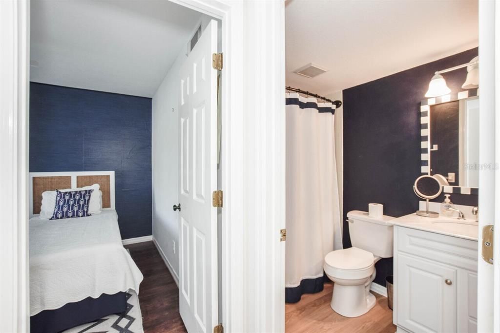 For Sale: $249,900 (2 beds, 2 baths, 1032 Square Feet)