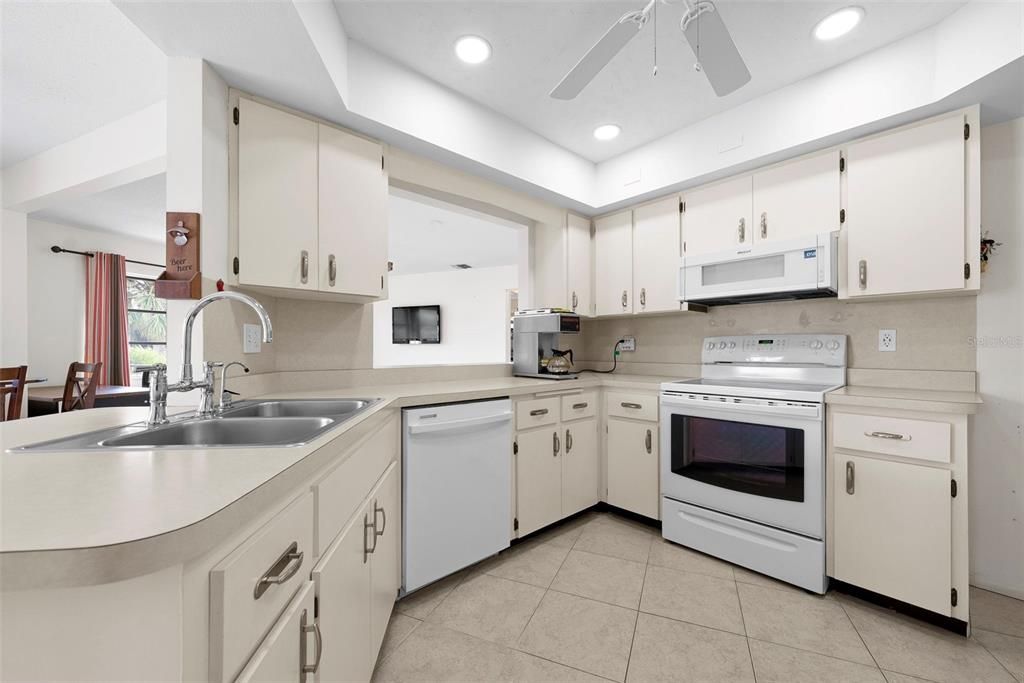 En Venta: $360,000 (3 camas, 2 baños, 1939 Pies cuadrados)