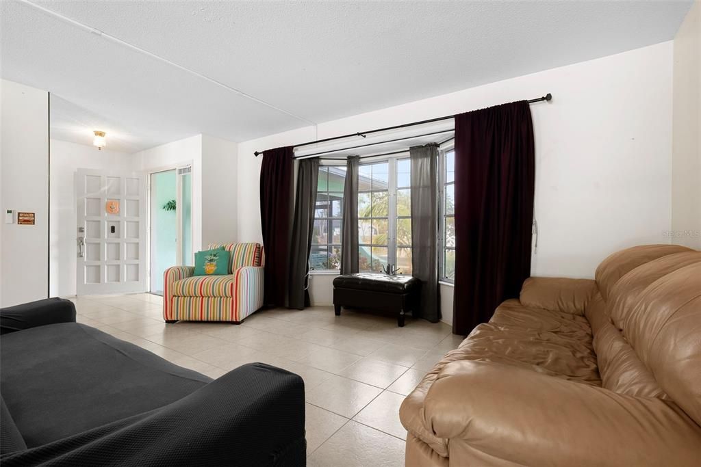 En Venta: $360,000 (3 camas, 2 baños, 1939 Pies cuadrados)