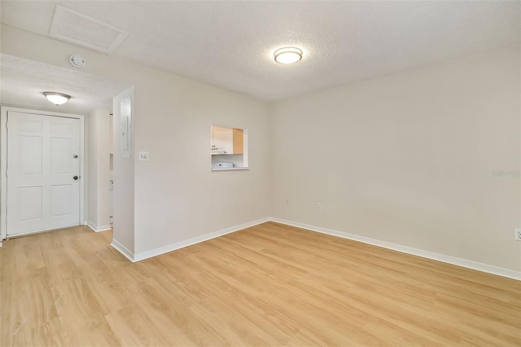 待售: $109,500 (2 贝兹, 1 浴室, 951 平方英尺)