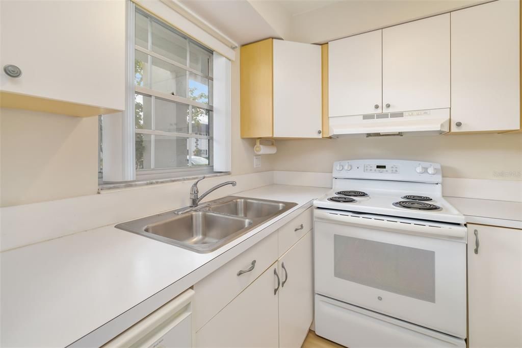 待售: $109,500 (2 贝兹, 1 浴室, 951 平方英尺)