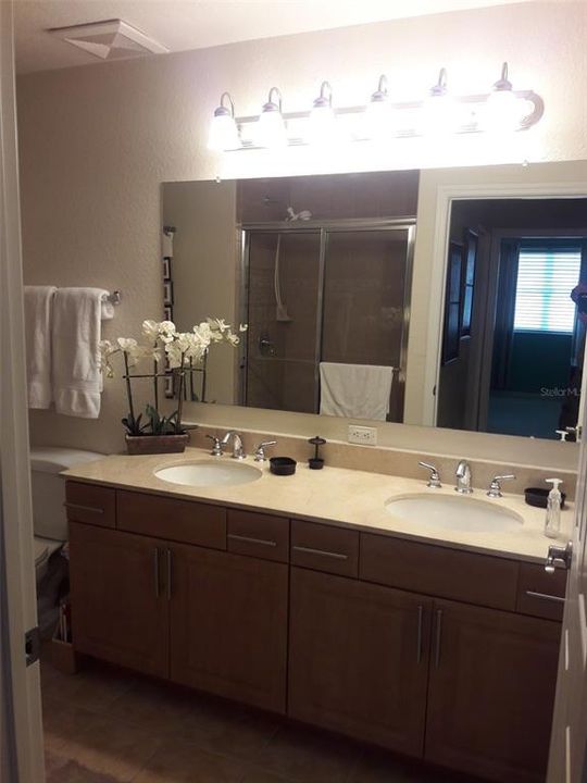 В аренду: $2,300 (2 спален, 2 ванн, 985 Квадратных фут)