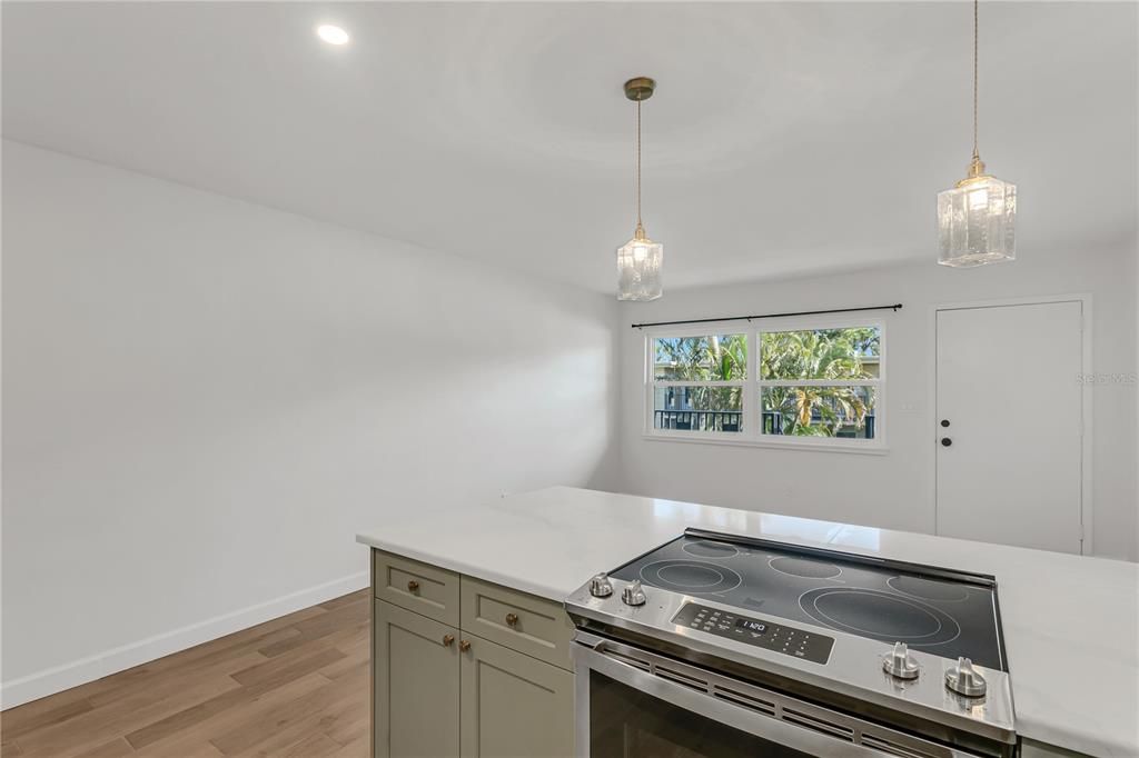 For Sale: $265,000 (2 beds, 1 baths, 765 Square Feet)