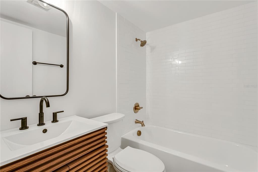 For Sale: $265,000 (2 beds, 1 baths, 765 Square Feet)