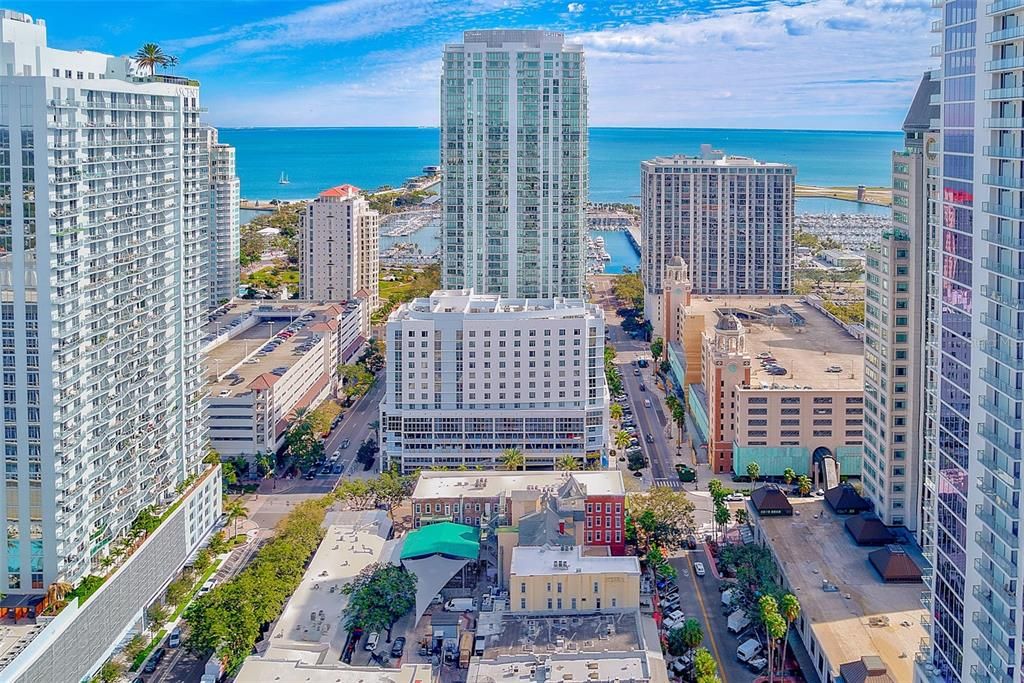 出租: $2,300 (1 贝兹, 1 浴室, 807 平方英尺)