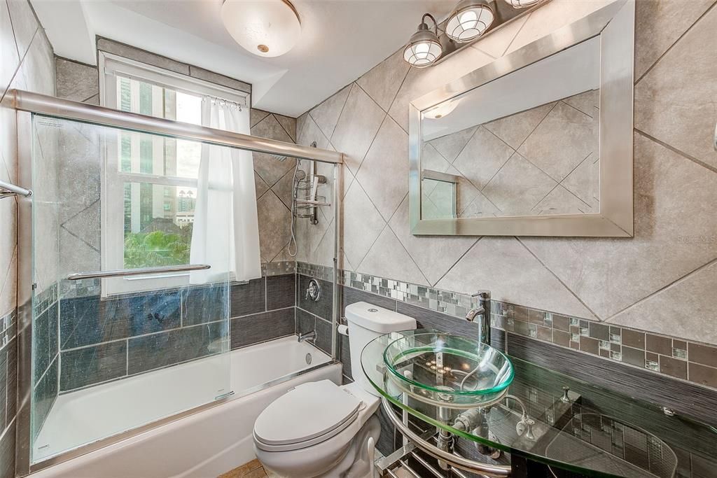 出租: $2,300 (1 贝兹, 1 浴室, 807 平方英尺)