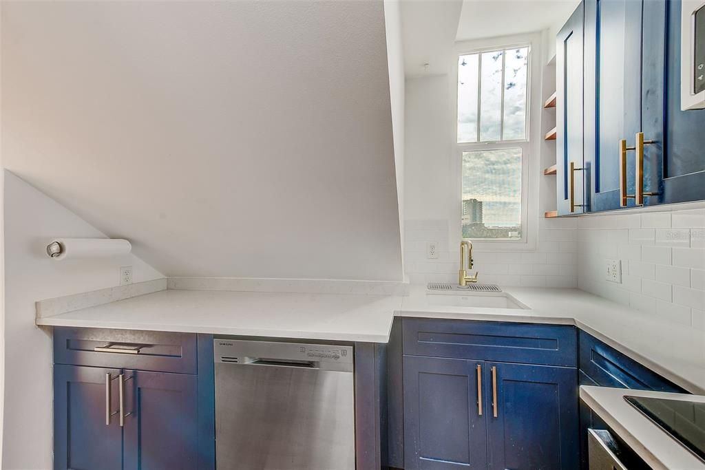 出租: $2,300 (1 贝兹, 1 浴室, 807 平方英尺)