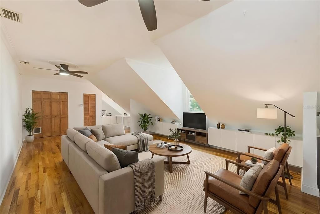 出租: $2,300 (1 贝兹, 1 浴室, 807 平方英尺)