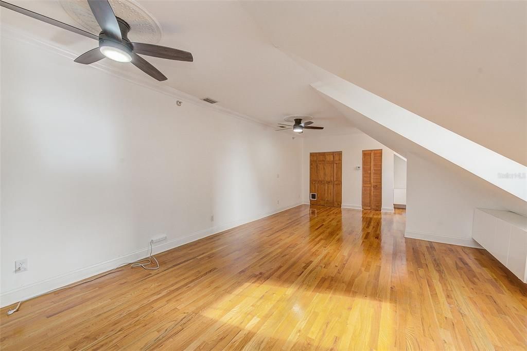 出租: $2,300 (1 贝兹, 1 浴室, 807 平方英尺)