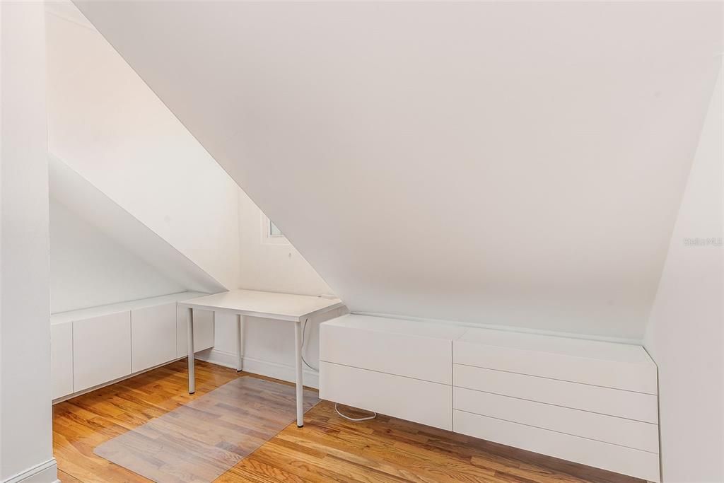 出租: $2,300 (1 贝兹, 1 浴室, 807 平方英尺)